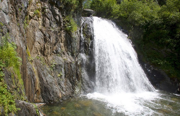Водопад Корбу летом